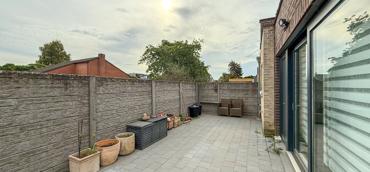 Bij ImmoFusion 7/7 “open huis”: klik op onze 3D-TOUR.
Ervaar vastgoed alsof je er zelf doorloopt!

Op een toplocatie nabij het centrum van Beverlo vind je deze instapklare halfopen woning, gebouwd in 2006. Met een bewoonbare oppervlakte van maar liefs