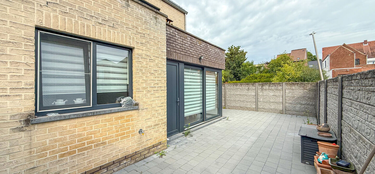 Bij ImmoFusion 7/7 “open huis”: klik op onze 3D-TOUR.
Ervaar vastgoed alsof je er zelf doorloopt!

Op een toplocatie nabij het centrum van Beverlo vind je deze instapklare halfopen woning, gebouwd in 2006. Met een bewoonbare oppervlakte van maar liefs