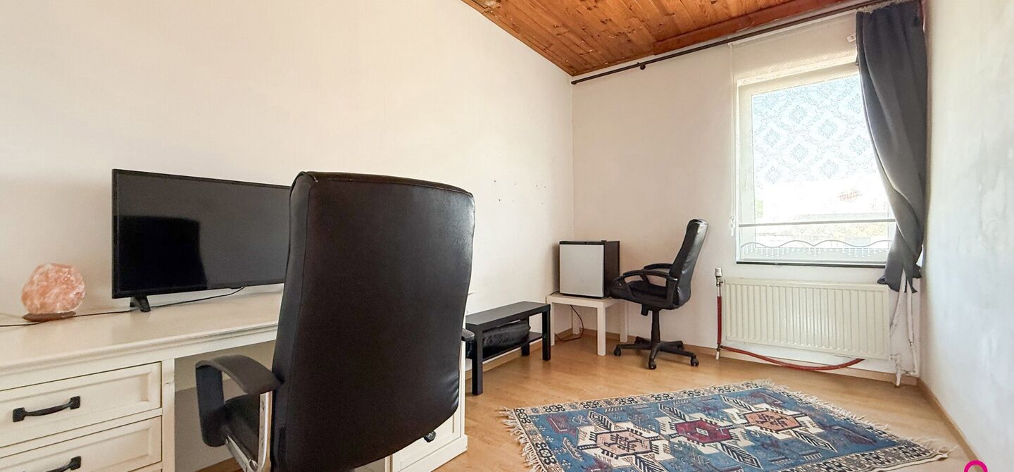 Bij ImmoFusion 7/7 “open huis” : klik op onze 3D-TOUR. Ervaar vastgoed alsof je er zelf doorloopt!

Gezellige gezinswoning met potentieel op rustige ligging vlakbij centrum en invalswegen!
Ben je op zoek naar een woning waarin je nog jouw persoonlijke