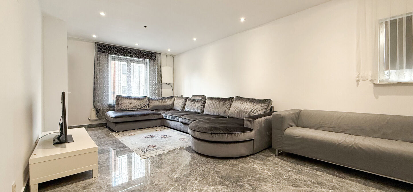 Bij ImmoFusion 7/7 “open huis”: klik op onze 3D-TOUR.
Ervaar vastgoed alsof je er zelf doorloopt!
Ontdek deze charmante halfopen woning aan de Tennisstraat 17 in Beringen, waar comfort, karakter en recente renovaties samenkomen. Dankzij de grondige v