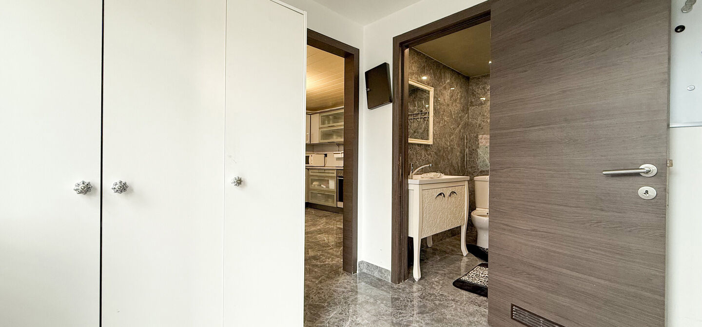 Bij ImmoFusion 7/7 “open huis”: klik op onze 3D-TOUR.
Ervaar vastgoed alsof je er zelf doorloopt!
Ontdek deze charmante halfopen woning aan de Tennisstraat 17 in Beringen, waar comfort, karakter en recente renovaties samenkomen. Dankzij de grondige v