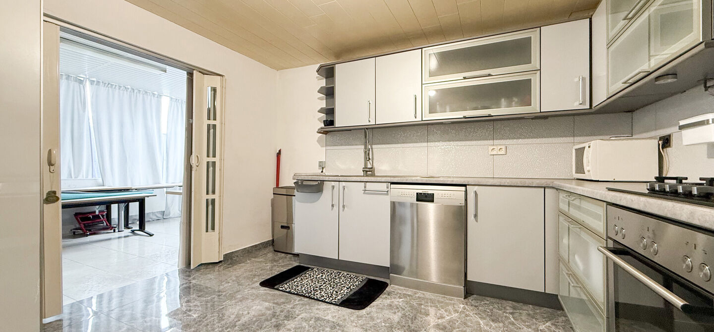 Bij ImmoFusion 7/7 “open huis”: klik op onze 3D-TOUR.
Ervaar vastgoed alsof je er zelf doorloopt!
Ontdek deze charmante halfopen woning aan de Tennisstraat 17 in Beringen, waar comfort, karakter en recente renovaties samenkomen. Dankzij de grondige v