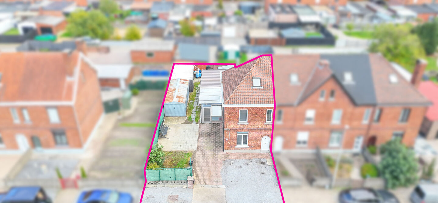 Bij ImmoFusion 7/7 “open huis”: klik op onze 3D-TOUR.
Ervaar vastgoed alsof je er zelf doorloopt!
Ontdek deze charmante halfopen woning aan de Tennisstraat 17 in Beringen, waar comfort, karakter en recente renovaties samenkomen. Dankzij de grondige v
