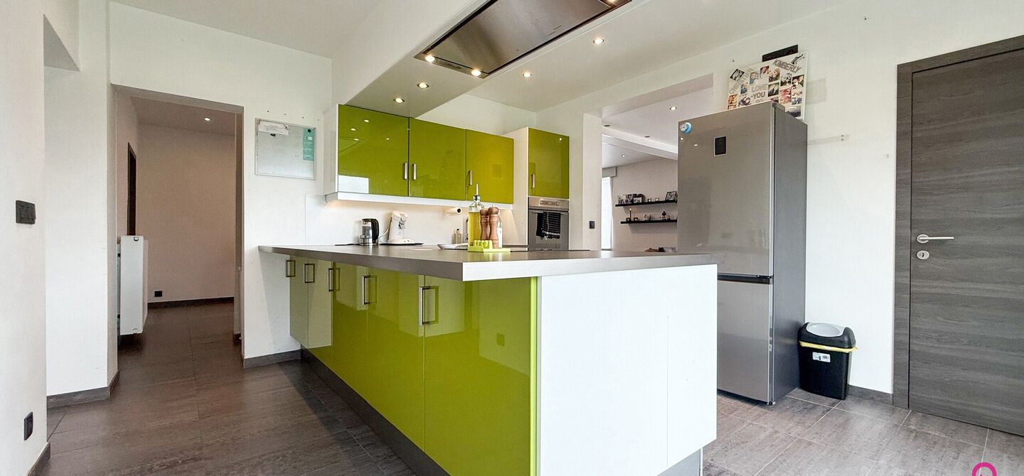 Bij ImmoFusion 7/7 “open huis”: klik op onze 3D-TOUR. Ervaar vastgoed alsof je er zelf doorloopt!

Welkom aan de Hasseltsesteenweg 171 in 3580 Beringen: hier wacht een prachtige, instapklare open bebouwing op een royaal hoek­perceel van circa 1.000 m