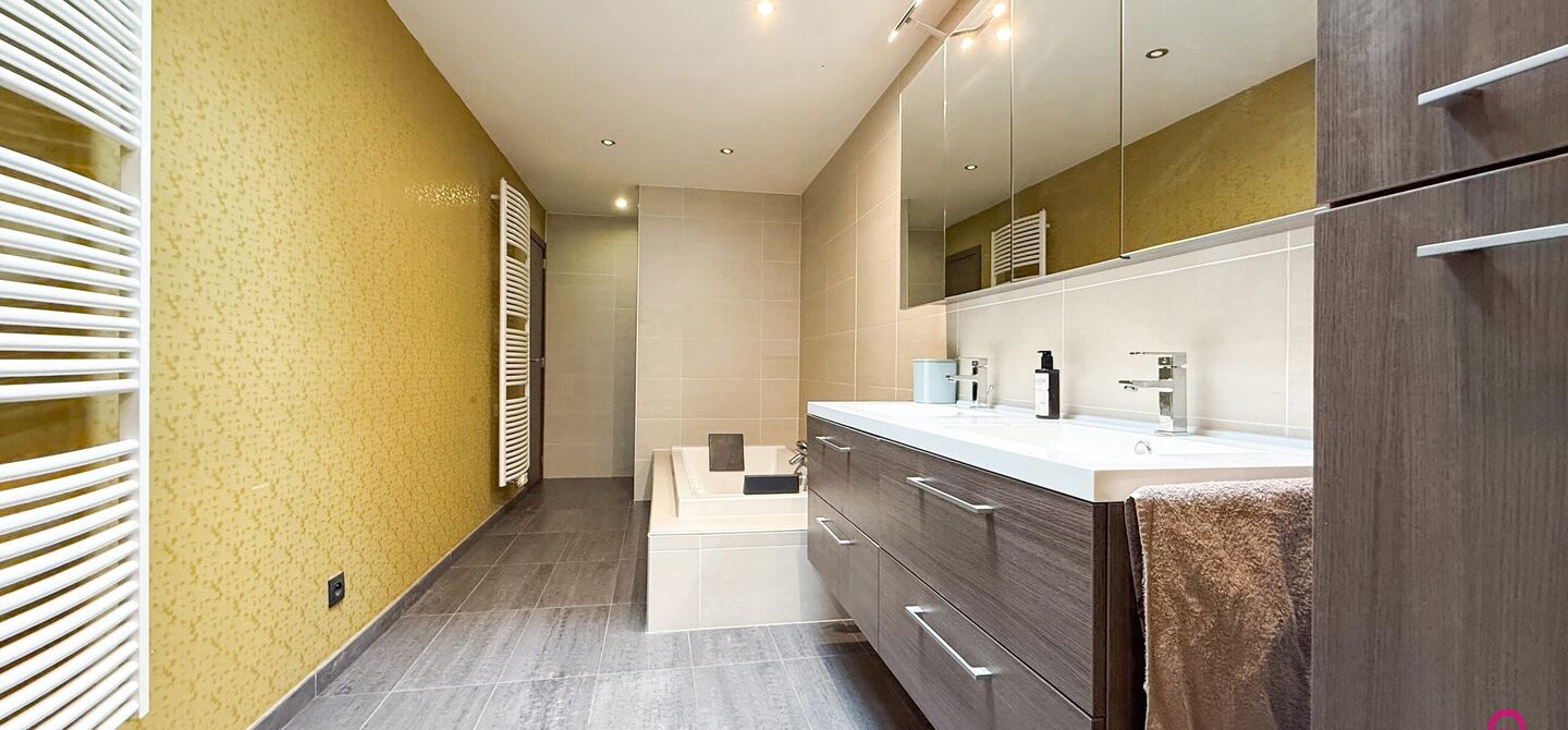 Bij ImmoFusion 7/7 “open huis”: klik op onze 3D-TOUR. Ervaar vastgoed alsof je er zelf doorloopt!

Welkom aan de Hasseltsesteenweg 171 in 3580 Beringen: hier wacht een prachtige, instapklare open bebouwing op een royaal hoek­perceel van circa 1.000 m