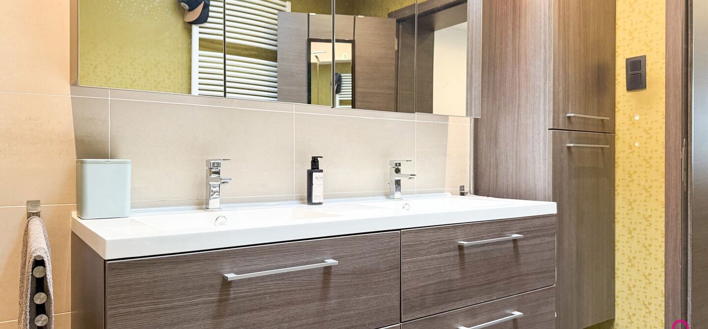 Bij ImmoFusion 7/7 “open huis”: klik op onze 3D-TOUR. Ervaar vastgoed alsof je er zelf doorloopt!

Welkom aan de Hasseltsesteenweg 171 in 3580 Beringen: hier wacht een prachtige, instapklare open bebouwing op een royaal hoek­perceel van circa 1.000 m