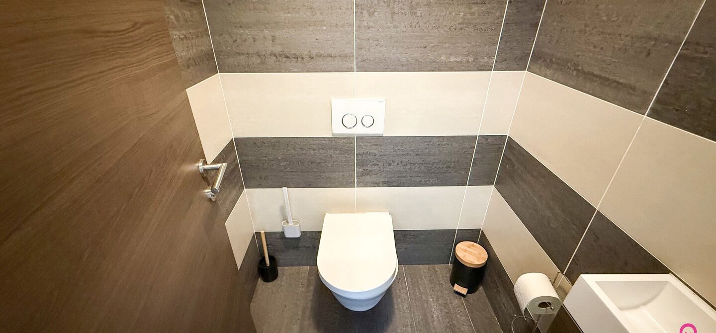 Bij ImmoFusion 7/7 “open huis”: klik op onze 3D-TOUR. Ervaar vastgoed alsof je er zelf doorloopt!

Welkom aan de Hasseltsesteenweg 171 in 3580 Beringen: hier wacht een prachtige, instapklare open bebouwing op een royaal hoek­perceel van circa 1.000 m