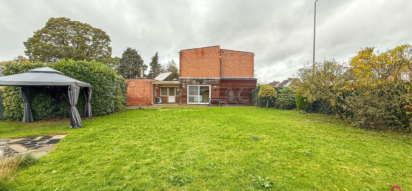 Bij ImmoFusion 7/7 “open huis”: klik op onze 3D-TOUR. Ervaar vastgoed alsof je er zelf doorloopt!

Welkom aan de Hasseltsesteenweg 171 in 3580 Beringen: hier wacht een prachtige, instapklare open bebouwing op een royaal hoek­perceel van circa 1.000 m