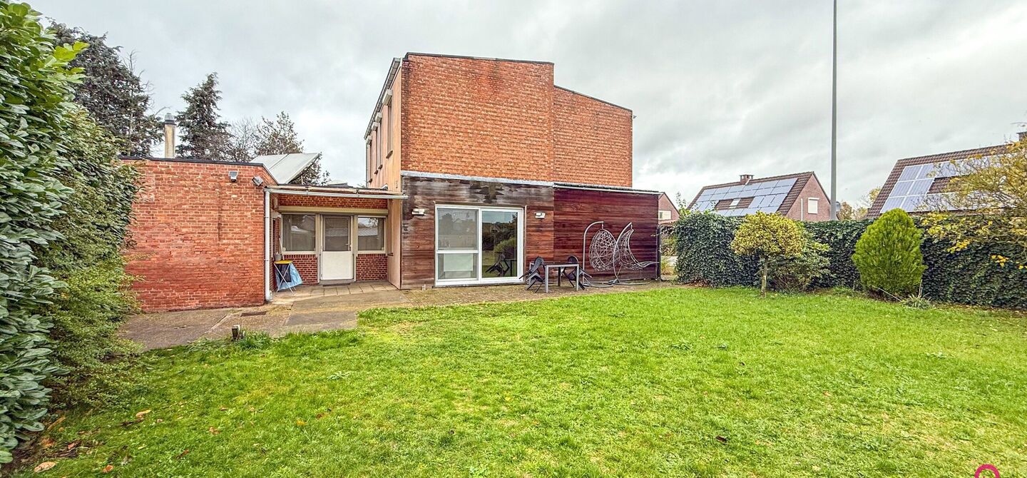 Bij ImmoFusion 7/7 “open huis”: klik op onze 3D-TOUR. Ervaar vastgoed alsof je er zelf doorloopt!

Welkom aan de Hasseltsesteenweg 171 in 3580 Beringen: hier wacht een prachtige, instapklare open bebouwing op een royaal hoek­perceel van circa 1.000 m