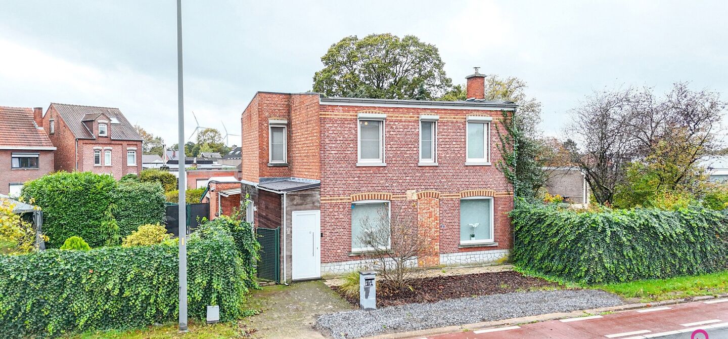 Bij ImmoFusion 7/7 “open huis”: klik op onze 3D-TOUR. Ervaar vastgoed alsof je er zelf doorloopt!

Welkom aan de Hasseltsesteenweg 171 in 3580 Beringen: hier wacht een prachtige, instapklare open bebouwing op een royaal hoek­perceel van circa 1.000 m