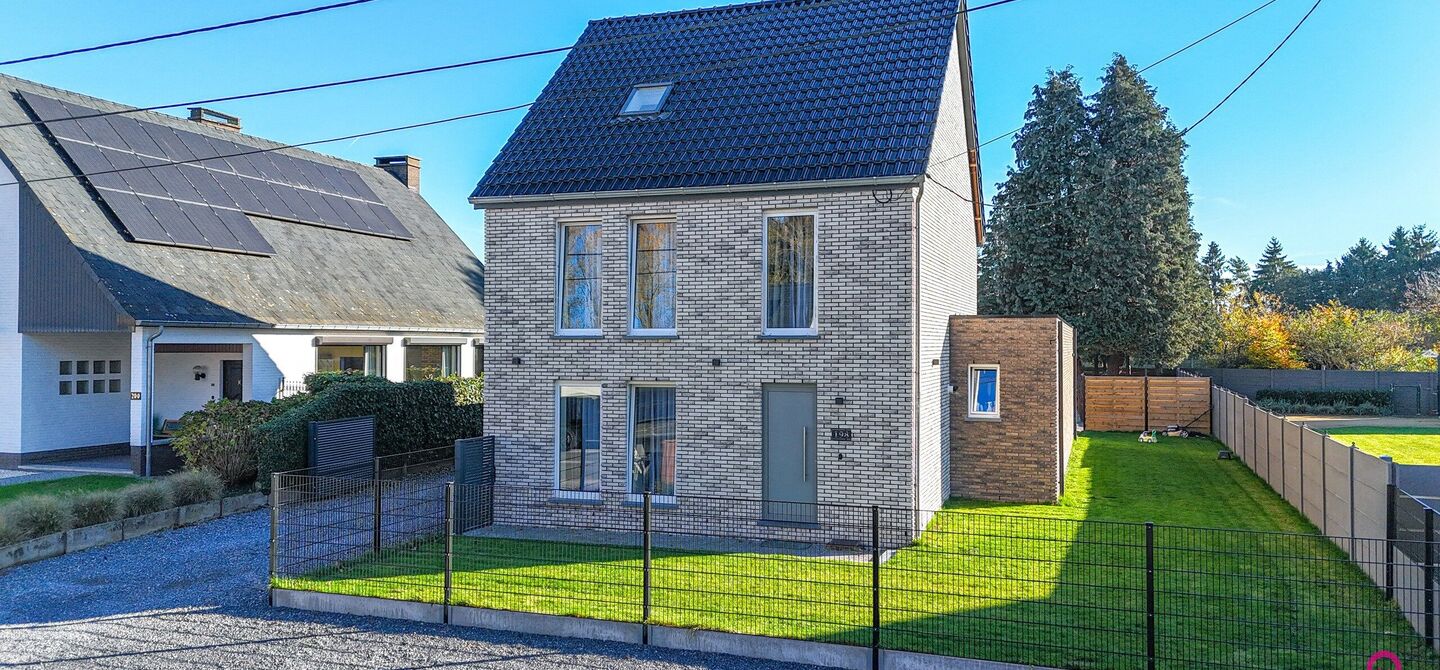 Bij ImmoFusion 7/7 “open huis”: klik op onze 3D-TOUR.
Ervaar vastgoed alsof je er zelf doorloopt!
Ontdek deze indrukwekkende open bebouwing in de Tervantstraat 198 te Paal, een woning die in 2025 een volledige transformatie kreeg en vandaag bijna als