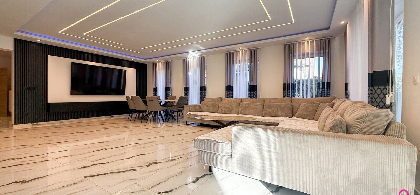 Bij ImmoFusion 7/7 “open huis”: klik op onze 3D-TOUR.
Ervaar vastgoed alsof je er zelf doorloopt!
Ontdek deze indrukwekkende open bebouwing in de Tervantstraat 198 te Paal, een woning die in 2025 een volledige transformatie kreeg en vandaag bijna als