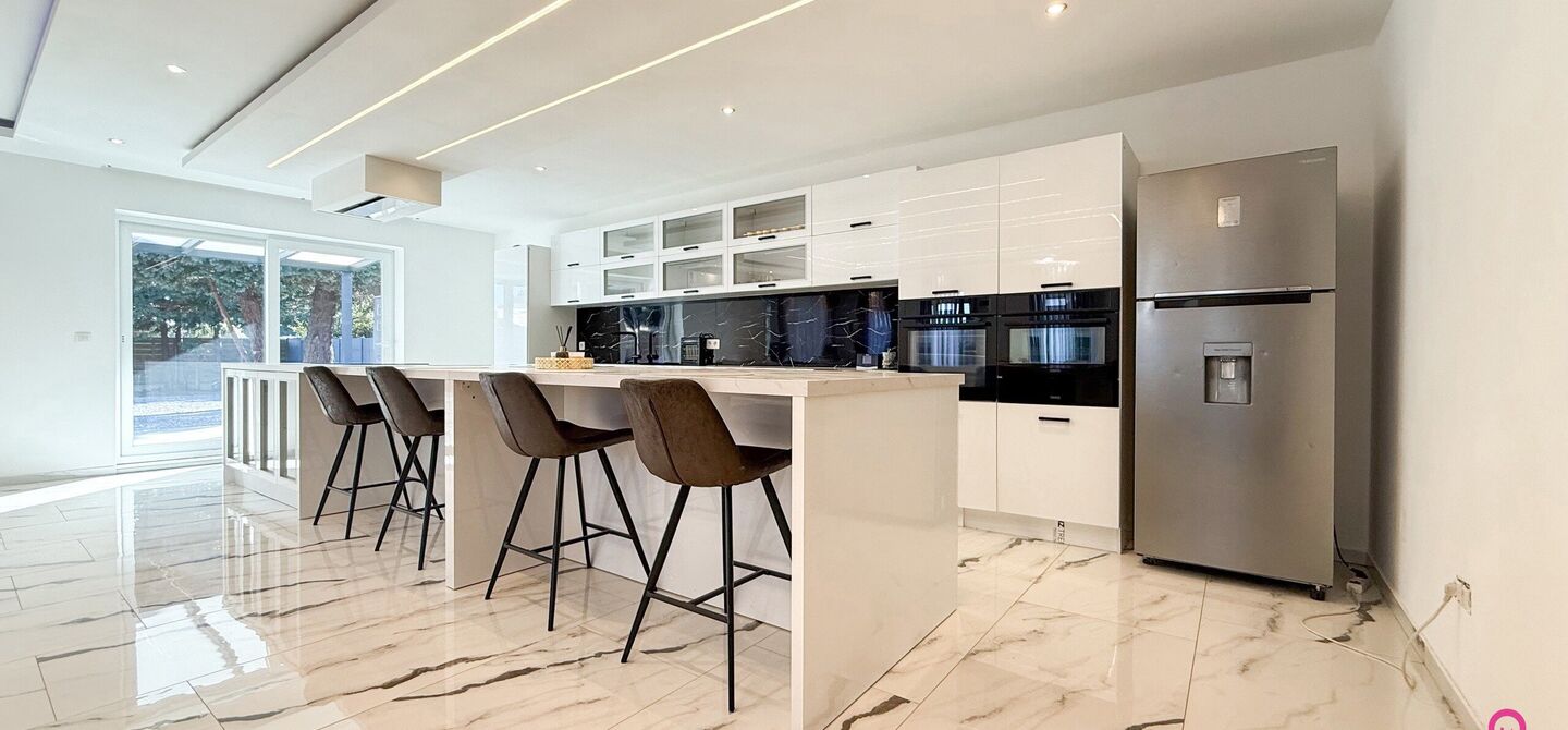 Bij ImmoFusion 7/7 “open huis”: klik op onze 3D-TOUR.
Ervaar vastgoed alsof je er zelf doorloopt!
Ontdek deze indrukwekkende open bebouwing in de Tervantstraat 198 te Paal, een woning die in 2025 een volledige transformatie kreeg en vandaag bijna als