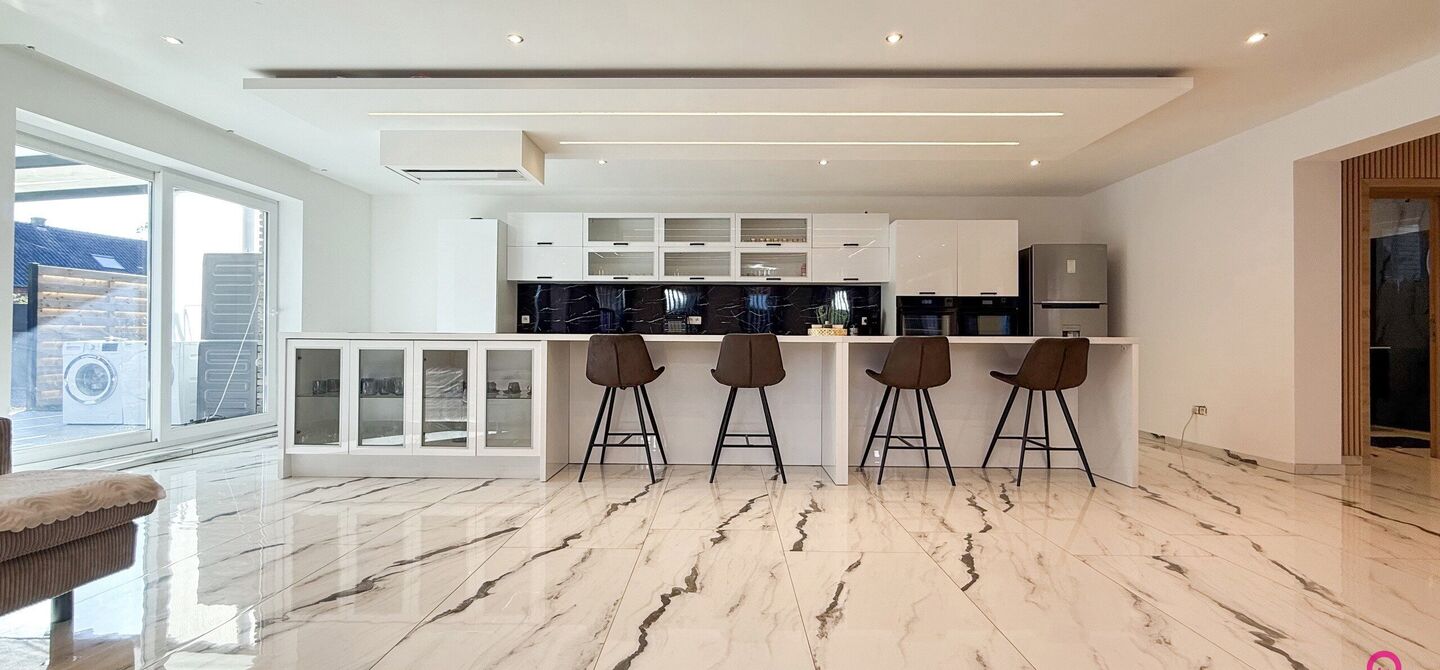 Bij ImmoFusion 7/7 “open huis”: klik op onze 3D-TOUR.
Ervaar vastgoed alsof je er zelf doorloopt!
Ontdek deze indrukwekkende open bebouwing in de Tervantstraat 198 te Paal, een woning die in 2025 een volledige transformatie kreeg en vandaag bijna als