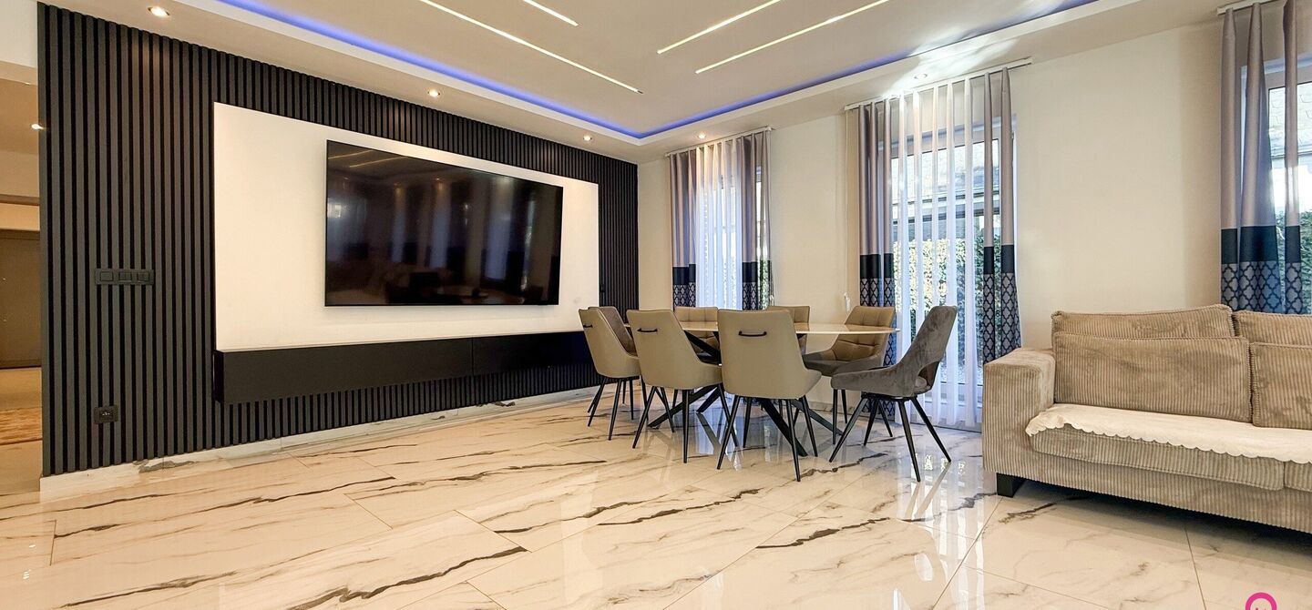 Bij ImmoFusion 7/7 “open huis”: klik op onze 3D-TOUR.
Ervaar vastgoed alsof je er zelf doorloopt!
Ontdek deze indrukwekkende open bebouwing in de Tervantstraat 198 te Paal, een woning die in 2025 een volledige transformatie kreeg en vandaag bijna als