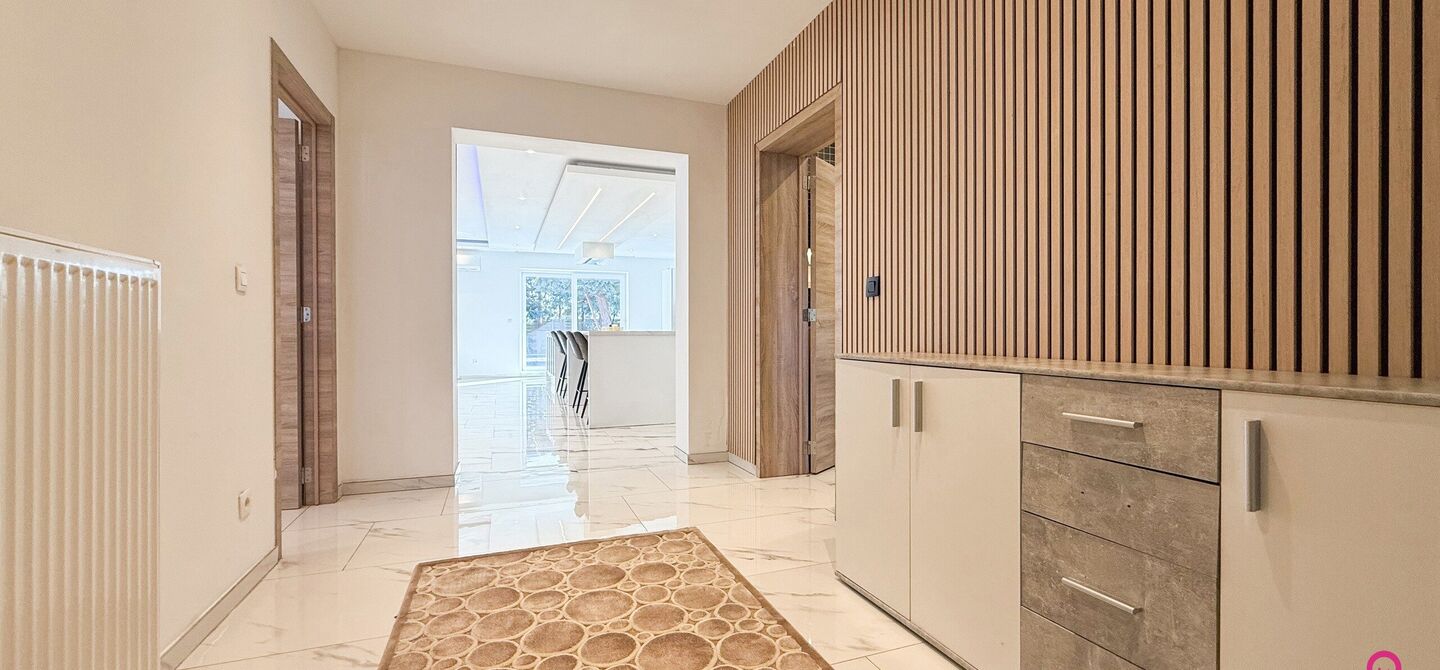 Bij ImmoFusion 7/7 “open huis”: klik op onze 3D-TOUR.
Ervaar vastgoed alsof je er zelf doorloopt!
Ontdek deze indrukwekkende open bebouwing in de Tervantstraat 198 te Paal, een woning die in 2025 een volledige transformatie kreeg en vandaag bijna als