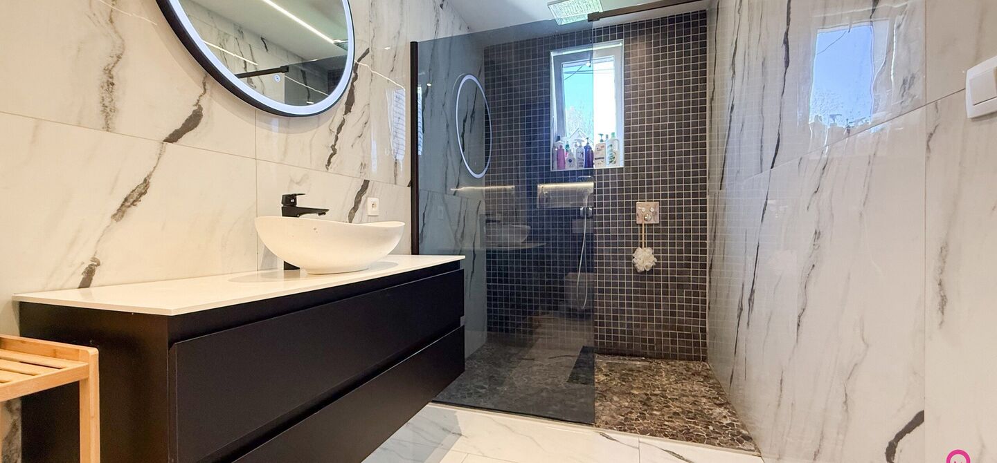 Bij ImmoFusion 7/7 “open huis”: klik op onze 3D-TOUR.
Ervaar vastgoed alsof je er zelf doorloopt!
Ontdek deze indrukwekkende open bebouwing in de Tervantstraat 198 te Paal, een woning die in 2025 een volledige transformatie kreeg en vandaag bijna als