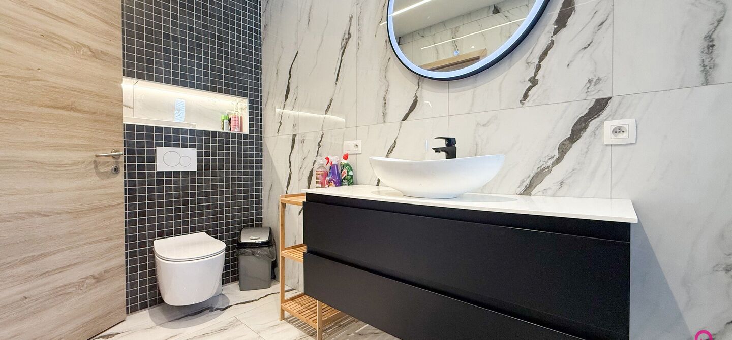 Bij ImmoFusion 7/7 “open huis”: klik op onze 3D-TOUR.
Ervaar vastgoed alsof je er zelf doorloopt!
Ontdek deze indrukwekkende open bebouwing in de Tervantstraat 198 te Paal, een woning die in 2025 een volledige transformatie kreeg en vandaag bijna als