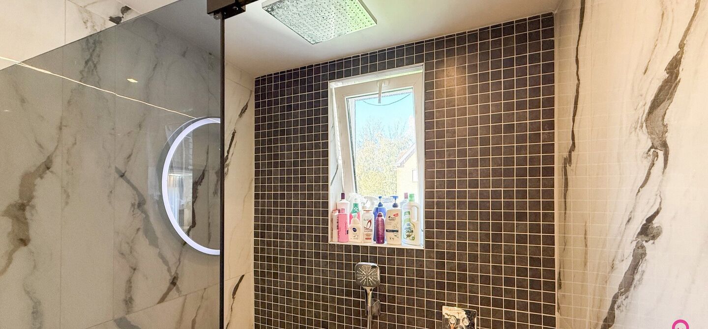 Bij ImmoFusion 7/7 “open huis”: klik op onze 3D-TOUR.
Ervaar vastgoed alsof je er zelf doorloopt!
Ontdek deze indrukwekkende open bebouwing in de Tervantstraat 198 te Paal, een woning die in 2025 een volledige transformatie kreeg en vandaag bijna als