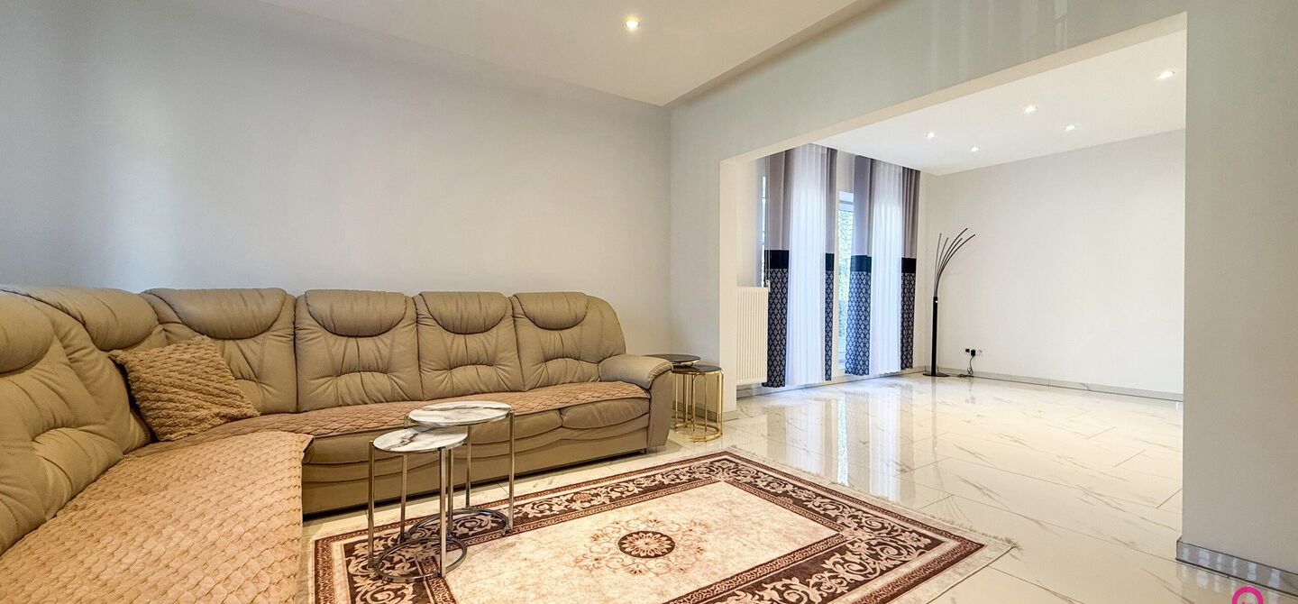 Bij ImmoFusion 7/7 “open huis”: klik op onze 3D-TOUR.
Ervaar vastgoed alsof je er zelf doorloopt!
Ontdek deze indrukwekkende open bebouwing in de Tervantstraat 198 te Paal, een woning die in 2025 een volledige transformatie kreeg en vandaag bijna als