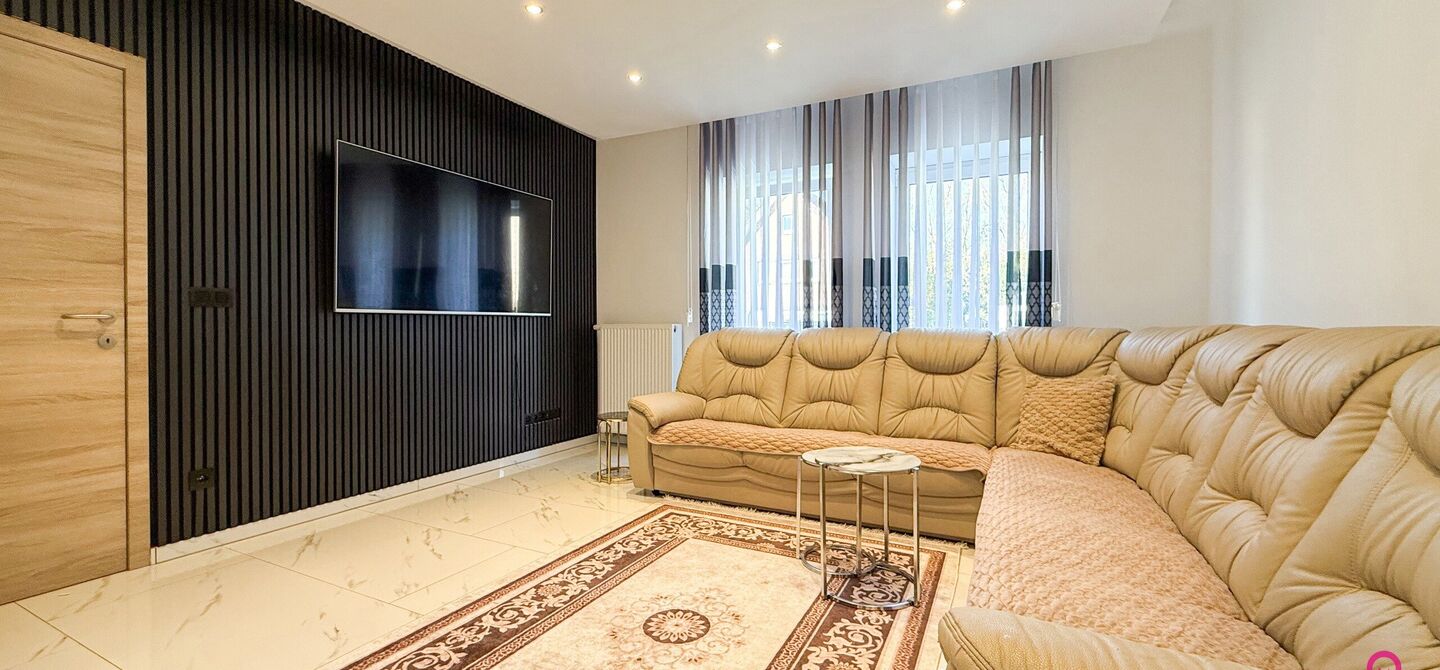 Bij ImmoFusion 7/7 “open huis”: klik op onze 3D-TOUR.
Ervaar vastgoed alsof je er zelf doorloopt!
Ontdek deze indrukwekkende open bebouwing in de Tervantstraat 198 te Paal, een woning die in 2025 een volledige transformatie kreeg en vandaag bijna als