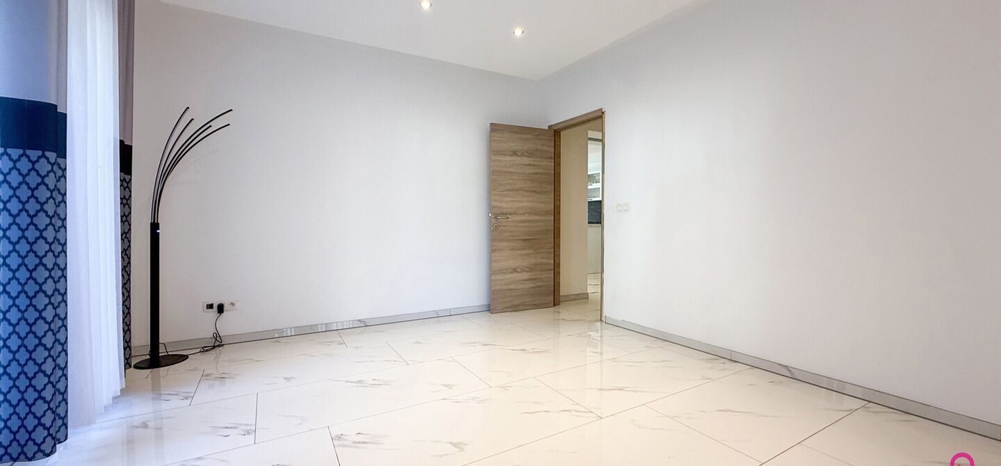 Bij ImmoFusion 7/7 “open huis”: klik op onze 3D-TOUR.
Ervaar vastgoed alsof je er zelf doorloopt!
Ontdek deze indrukwekkende open bebouwing in de Tervantstraat 198 te Paal, een woning die in 2025 een volledige transformatie kreeg en vandaag bijna als