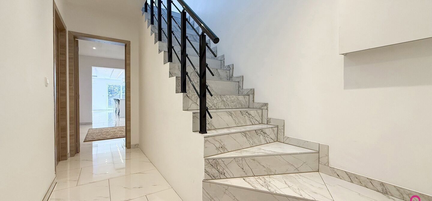 Bij ImmoFusion 7/7 “open huis”: klik op onze 3D-TOUR.
Ervaar vastgoed alsof je er zelf doorloopt!
Ontdek deze indrukwekkende open bebouwing in de Tervantstraat 198 te Paal, een woning die in 2025 een volledige transformatie kreeg en vandaag bijna als