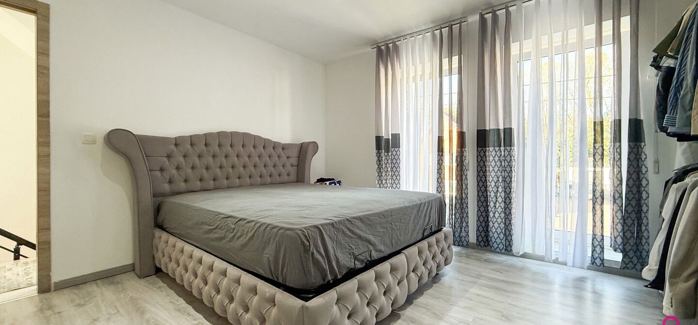 Bij ImmoFusion 7/7 “open huis”: klik op onze 3D-TOUR.
Ervaar vastgoed alsof je er zelf doorloopt!
Ontdek deze indrukwekkende open bebouwing in de Tervantstraat 198 te Paal, een woning die in 2025 een volledige transformatie kreeg en vandaag bijna als