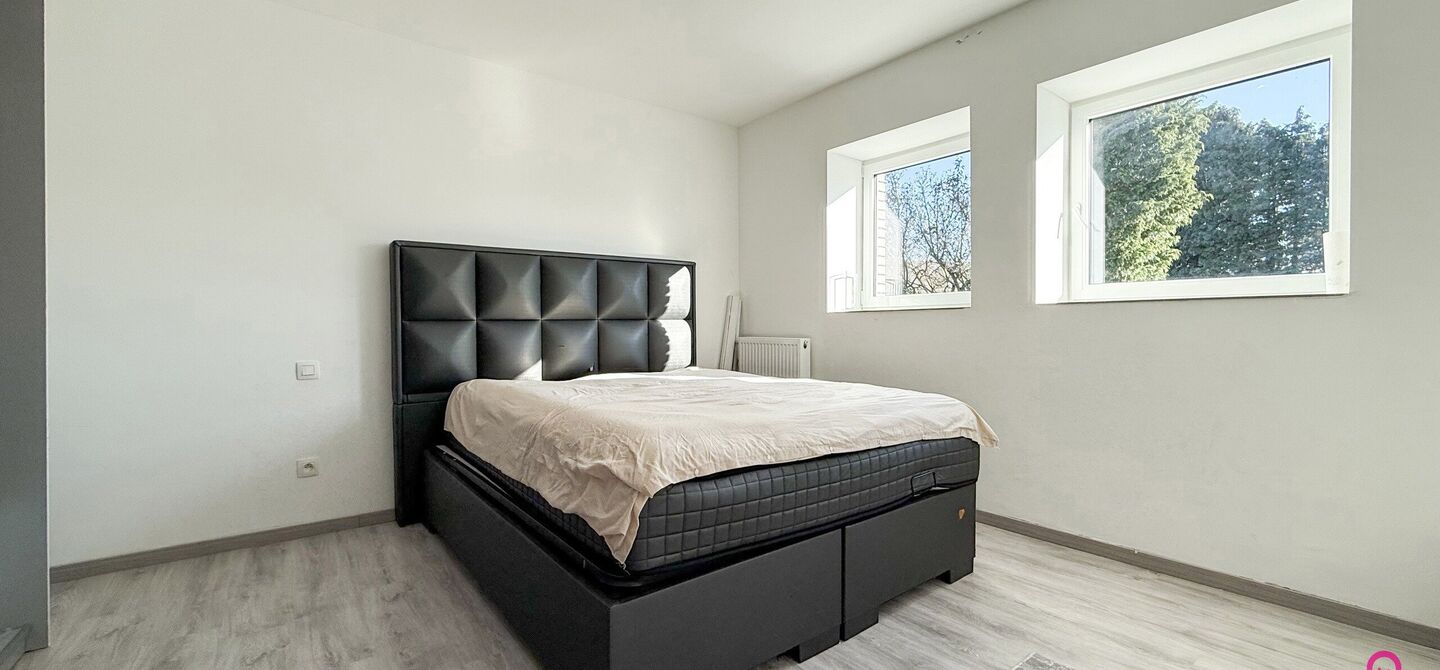 Bij ImmoFusion 7/7 “open huis”: klik op onze 3D-TOUR.
Ervaar vastgoed alsof je er zelf doorloopt!
Ontdek deze indrukwekkende open bebouwing in de Tervantstraat 198 te Paal, een woning die in 2025 een volledige transformatie kreeg en vandaag bijna als