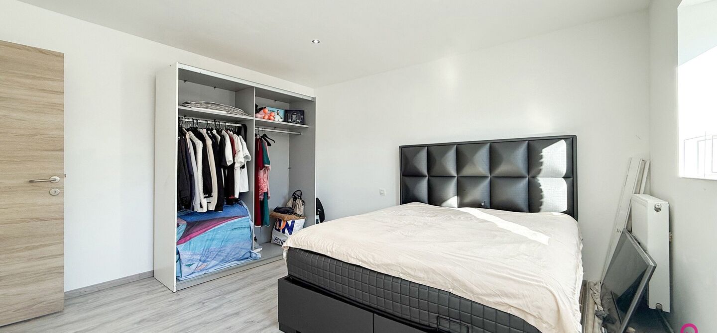 Bij ImmoFusion 7/7 “open huis”: klik op onze 3D-TOUR.
Ervaar vastgoed alsof je er zelf doorloopt!
Ontdek deze indrukwekkende open bebouwing in de Tervantstraat 198 te Paal, een woning die in 2025 een volledige transformatie kreeg en vandaag bijna als