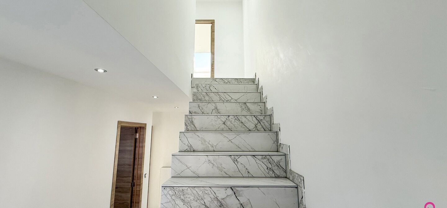 Bij ImmoFusion 7/7 “open huis”: klik op onze 3D-TOUR.
Ervaar vastgoed alsof je er zelf doorloopt!
Ontdek deze indrukwekkende open bebouwing in de Tervantstraat 198 te Paal, een woning die in 2025 een volledige transformatie kreeg en vandaag bijna als