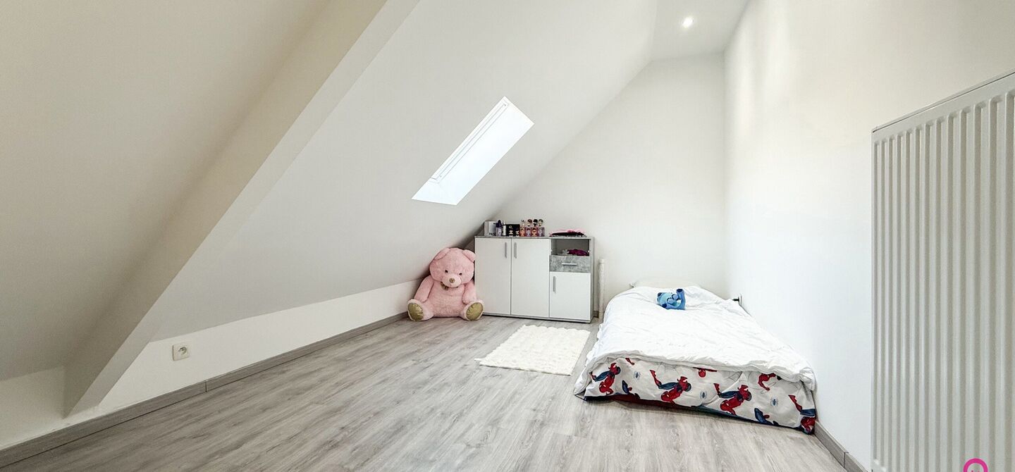 Bij ImmoFusion 7/7 “open huis”: klik op onze 3D-TOUR.
Ervaar vastgoed alsof je er zelf doorloopt!
Ontdek deze indrukwekkende open bebouwing in de Tervantstraat 198 te Paal, een woning die in 2025 een volledige transformatie kreeg en vandaag bijna als