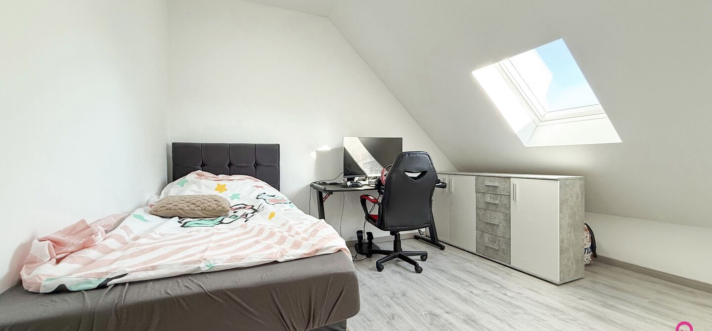 Bij ImmoFusion 7/7 “open huis”: klik op onze 3D-TOUR.
Ervaar vastgoed alsof je er zelf doorloopt!
Ontdek deze indrukwekkende open bebouwing in de Tervantstraat 198 te Paal, een woning die in 2025 een volledige transformatie kreeg en vandaag bijna als