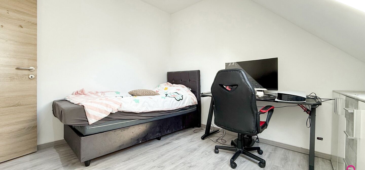 Bij ImmoFusion 7/7 “open huis”: klik op onze 3D-TOUR.
Ervaar vastgoed alsof je er zelf doorloopt!
Ontdek deze indrukwekkende open bebouwing in de Tervantstraat 198 te Paal, een woning die in 2025 een volledige transformatie kreeg en vandaag bijna als