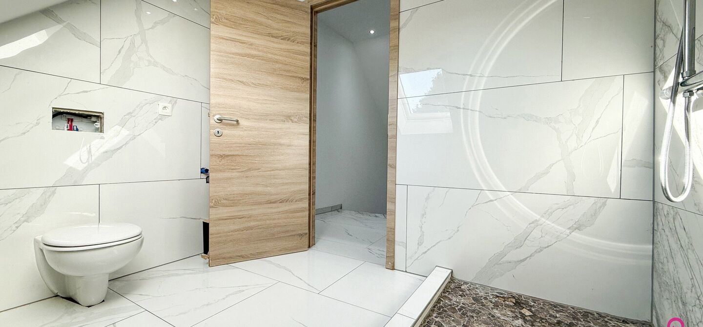 Bij ImmoFusion 7/7 “open huis”: klik op onze 3D-TOUR.
Ervaar vastgoed alsof je er zelf doorloopt!
Ontdek deze indrukwekkende open bebouwing in de Tervantstraat 198 te Paal, een woning die in 2025 een volledige transformatie kreeg en vandaag bijna als