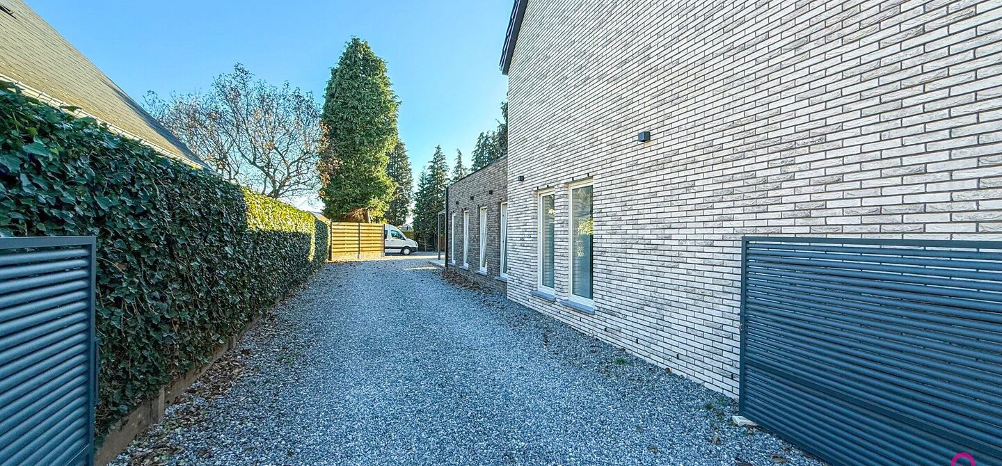 Bij ImmoFusion 7/7 “open huis”: klik op onze 3D-TOUR.
Ervaar vastgoed alsof je er zelf doorloopt!
Ontdek deze indrukwekkende open bebouwing in de Tervantstraat 198 te Paal, een woning die in 2025 een volledige transformatie kreeg en vandaag bijna als