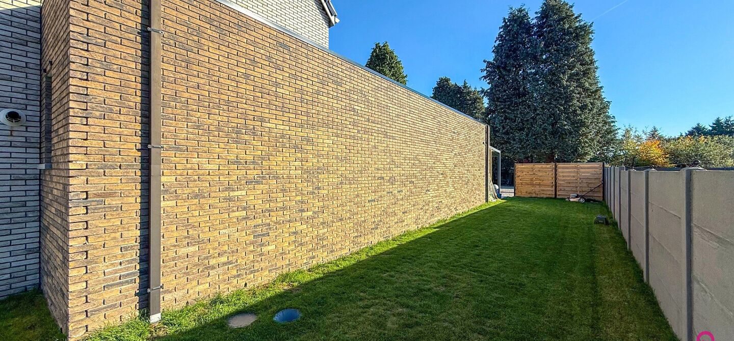 Bij ImmoFusion 7/7 “open huis”: klik op onze 3D-TOUR.
Ervaar vastgoed alsof je er zelf doorloopt!
Ontdek deze indrukwekkende open bebouwing in de Tervantstraat 198 te Paal, een woning die in 2025 een volledige transformatie kreeg en vandaag bijna als