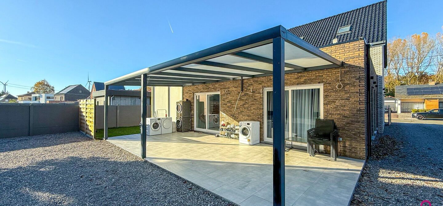 Bij ImmoFusion 7/7 “open huis”: klik op onze 3D-TOUR.
Ervaar vastgoed alsof je er zelf doorloopt!
Ontdek deze indrukwekkende open bebouwing in de Tervantstraat 198 te Paal, een woning die in 2025 een volledige transformatie kreeg en vandaag bijna als