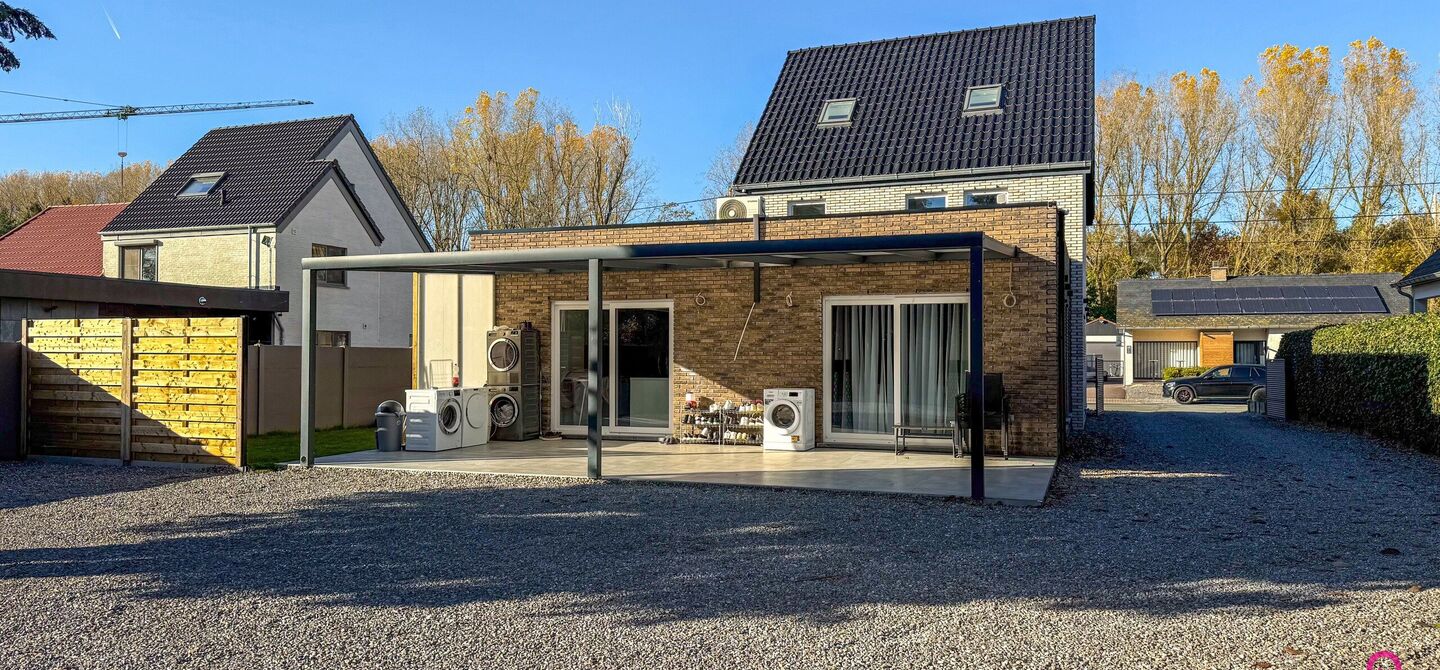 Bij ImmoFusion 7/7 “open huis”: klik op onze 3D-TOUR.
Ervaar vastgoed alsof je er zelf doorloopt!
Ontdek deze indrukwekkende open bebouwing in de Tervantstraat 198 te Paal, een woning die in 2025 een volledige transformatie kreeg en vandaag bijna als