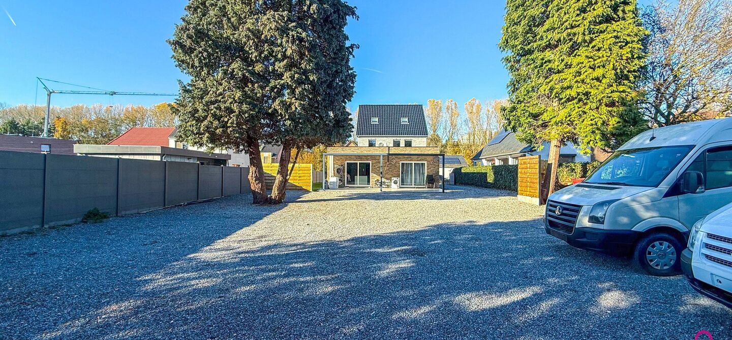 Bij ImmoFusion 7/7 “open huis”: klik op onze 3D-TOUR.
Ervaar vastgoed alsof je er zelf doorloopt!
Ontdek deze indrukwekkende open bebouwing in de Tervantstraat 198 te Paal, een woning die in 2025 een volledige transformatie kreeg en vandaag bijna als