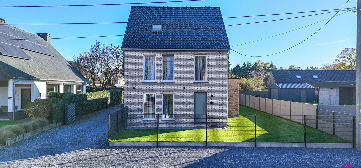 Bij ImmoFusion 7/7 “open huis”: klik op onze 3D-TOUR.
Ervaar vastgoed alsof je er zelf doorloopt!
Ontdek deze indrukwekkende open bebouwing in de Tervantstraat 198 te Paal, een woning die in 2025 een volledige transformatie kreeg en vandaag bijna als