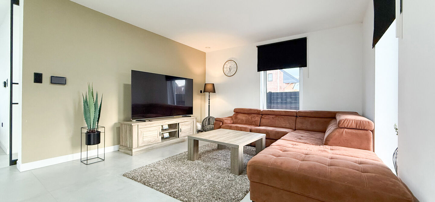 Bij ImmoFusion 7/7 “open huis”: klik op onze 3D-TOUR.
Ervaar vastgoed alsof je er zelf doorloopt!
Stap binnen in deze uitzonderlijk moderne nieuwbouwwoning (2024), ideaal gelegen als open bebouwing op een ruim hoekperceel van 528m² in Koersel. Deze