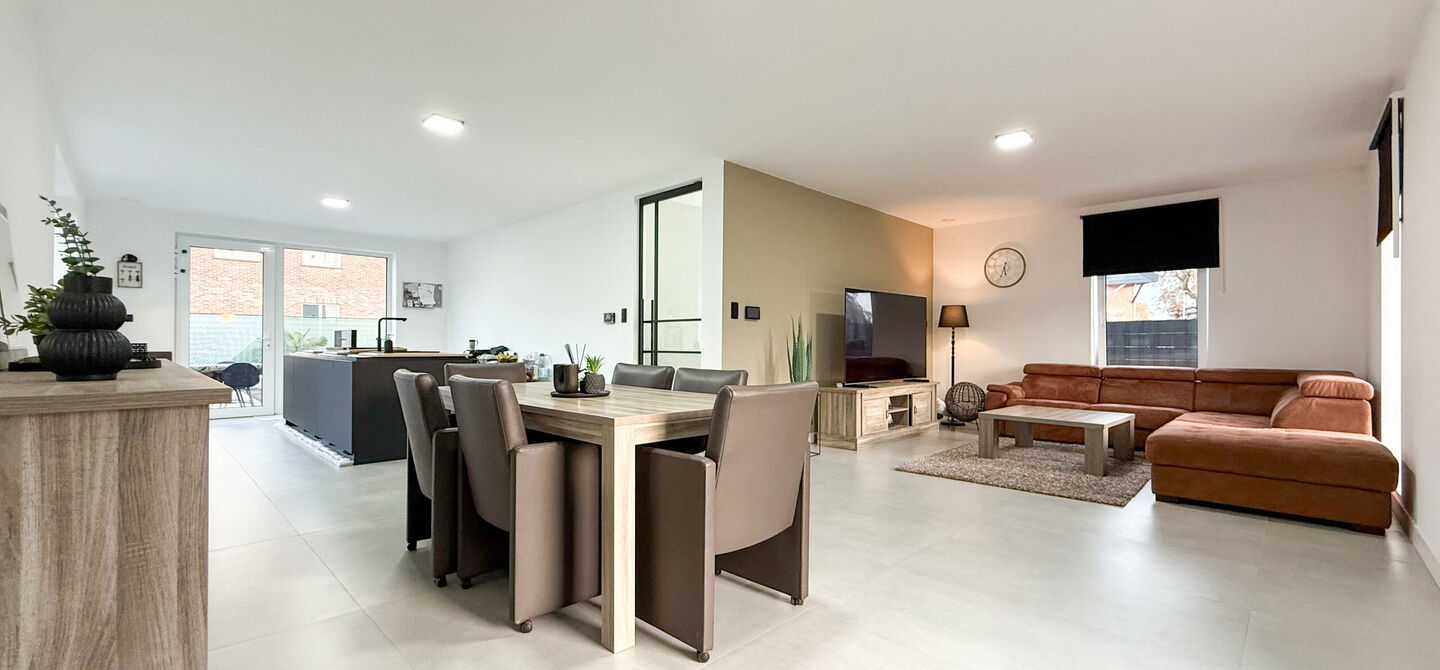 Bij ImmoFusion 7/7 “open huis”: klik op onze 3D-TOUR.
Ervaar vastgoed alsof je er zelf doorloopt!
Stap binnen in deze uitzonderlijk moderne nieuwbouwwoning (2024), ideaal gelegen als open bebouwing op een ruim hoekperceel van 528m² in Koersel. Deze