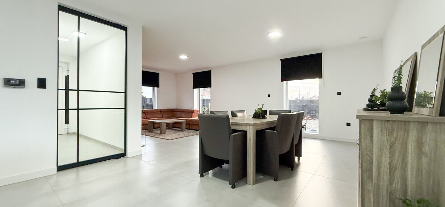 Bij ImmoFusion 7/7 “open huis”: klik op onze 3D-TOUR.
Ervaar vastgoed alsof je er zelf doorloopt!
Stap binnen in deze uitzonderlijk moderne nieuwbouwwoning (2024), ideaal gelegen als open bebouwing op een ruim hoekperceel van 528m² in Koersel. Deze