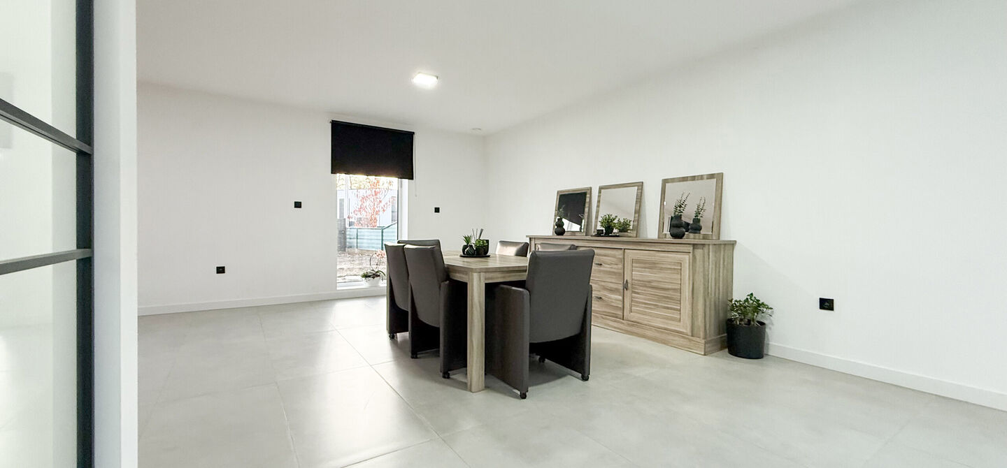 Bij ImmoFusion 7/7 “open huis”: klik op onze 3D-TOUR.
Ervaar vastgoed alsof je er zelf doorloopt!
Stap binnen in deze uitzonderlijk moderne nieuwbouwwoning (2024), ideaal gelegen als open bebouwing op een ruim hoekperceel van 528m² in Koersel. Deze