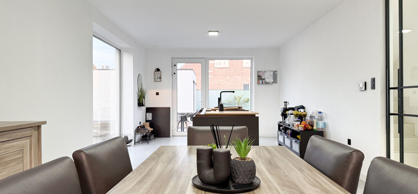 Bij ImmoFusion 7/7 “open huis”: klik op onze 3D-TOUR.
Ervaar vastgoed alsof je er zelf doorloopt!
Stap binnen in deze uitzonderlijk moderne nieuwbouwwoning (2024), ideaal gelegen als open bebouwing op een ruim hoekperceel van 528m² in Koersel. Deze