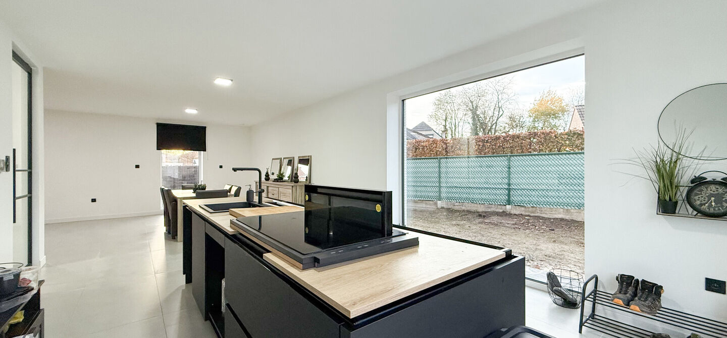 Bij ImmoFusion 7/7 “open huis”: klik op onze 3D-TOUR.
Ervaar vastgoed alsof je er zelf doorloopt!
Stap binnen in deze uitzonderlijk moderne nieuwbouwwoning (2024), ideaal gelegen als open bebouwing op een ruim hoekperceel van 528m² in Koersel. Deze