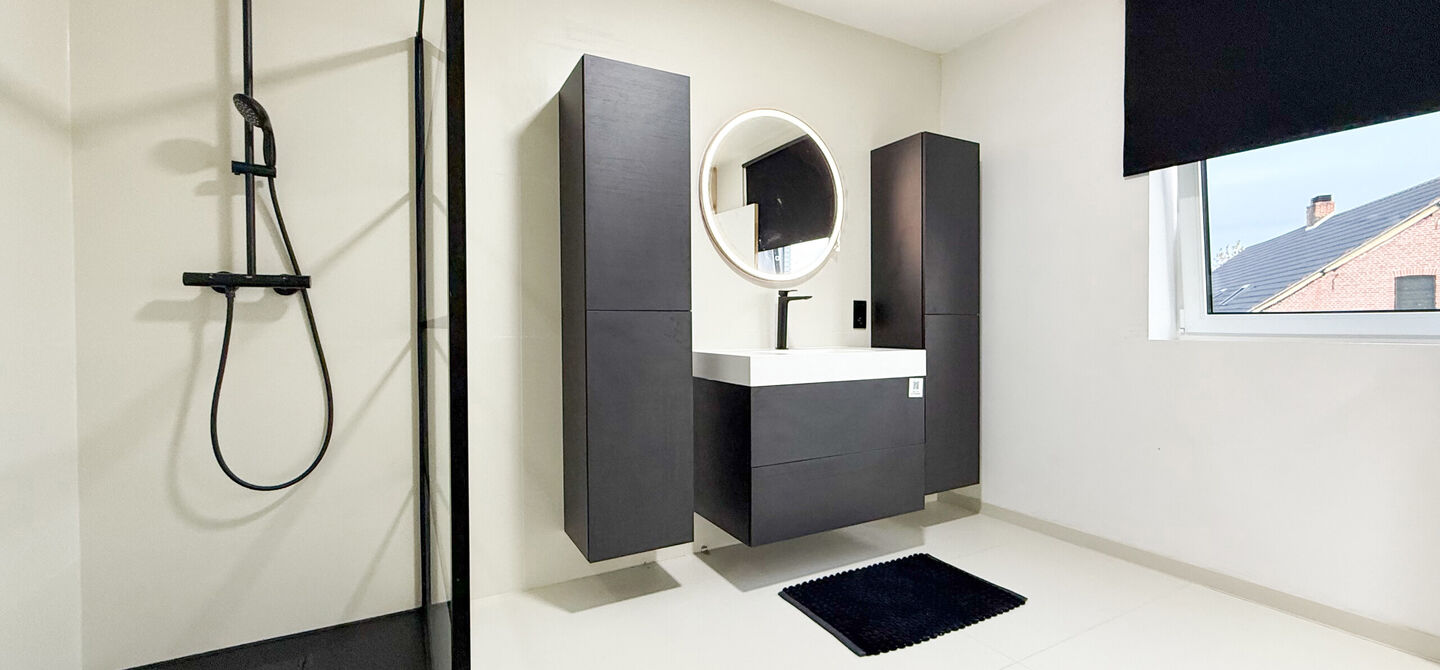 Bij ImmoFusion 7/7 “open huis”: klik op onze 3D-TOUR.
Ervaar vastgoed alsof je er zelf doorloopt!
Stap binnen in deze uitzonderlijk moderne nieuwbouwwoning (2024), ideaal gelegen als open bebouwing op een ruim hoekperceel van 528m² in Koersel. Deze