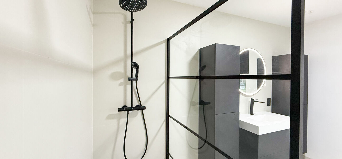 Bij ImmoFusion 7/7 “open huis”: klik op onze 3D-TOUR.
Ervaar vastgoed alsof je er zelf doorloopt!
Stap binnen in deze uitzonderlijk moderne nieuwbouwwoning (2024), ideaal gelegen als open bebouwing op een ruim hoekperceel van 528m² in Koersel. Deze