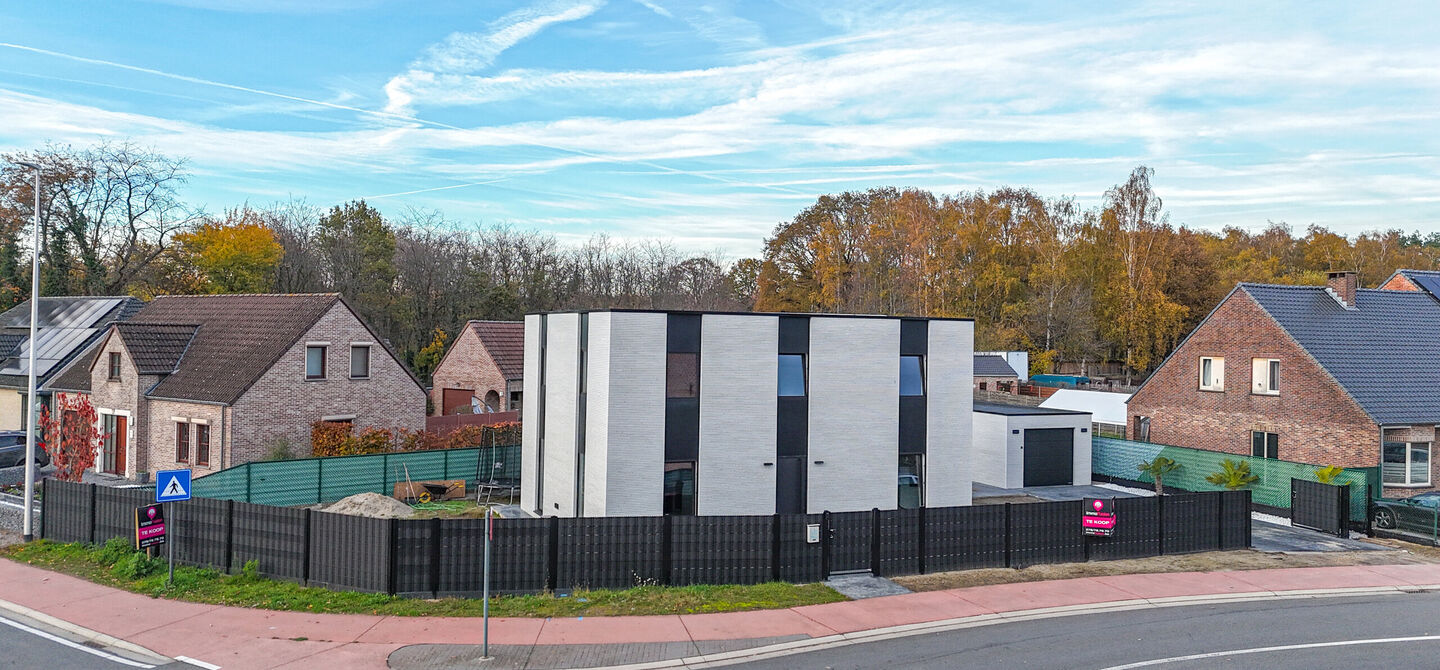 Bij ImmoFusion 7/7 “open huis”: klik op onze 3D-TOUR.
Ervaar vastgoed alsof je er zelf doorloopt!
Stap binnen in deze uitzonderlijk moderne nieuwbouwwoning (2024), ideaal gelegen als open bebouwing op een ruim hoekperceel van 528m² in Koersel. Deze
